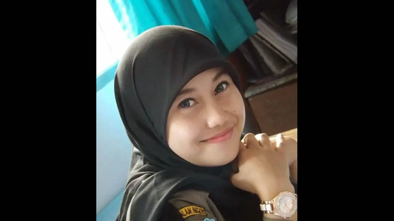 Ragam Pose Satpol PP Cantik Nurul Habibah