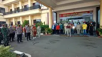 Kapolda Banten, Irjen Pol Fiandar, Bersama Ketua Ormas dan OKP Saat Deklarasi Damai. Di Mapolda Banten. Jum'at (16/10/2020). (Yandhi Deslatama/Liputan6.com)