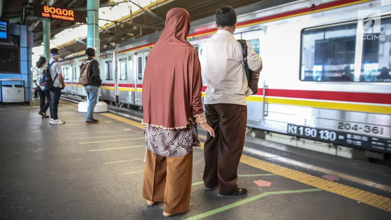 Garis Antrean Penumpang KRL di Stasiun