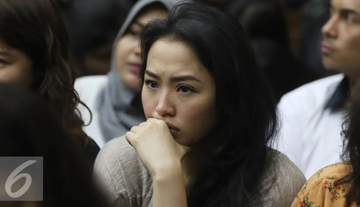 Sandy Salihin, kembaran Wayan Mirna Salihin, serius menyaksikan jalannya sidang lanjutan kasus kopi beracun di PN Jakarta Pusat, Rabu (3/8). Kasus dengan terdakwa Jessica Kumala Wongso tersebut memasuki sidang kesembilan. (Liputan6.com/Immanuel Antonius)