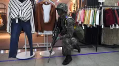  Seorang tentara Korea Selatan mengambil bagian dalam latihan anti-teror di sela-sela latihan militer gabungan Korea Selatan-AS di sebuah stasiun kereta bawah tanah di Seoul (22/8). (AFP Photo/Jung Yeon-Je)
