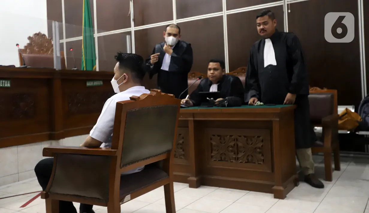 Terdakwa obstruction of justice atau upaya menghalangi penyidikan perkara tewasnya Brigadir Nofriansyah Yosua Hutabarat atau Brigadir J, Kompol Chuck Putranto menjalani sidang tuntutan di Pengadilan Negeri Jakarta Selatan, Jumat (27/1/2023). Dalam sidang, jaksa menjelaskan hal-hal yang memberatkan dan meringankan bagi Chuck. (Liputan6.com/Johan Tallo)