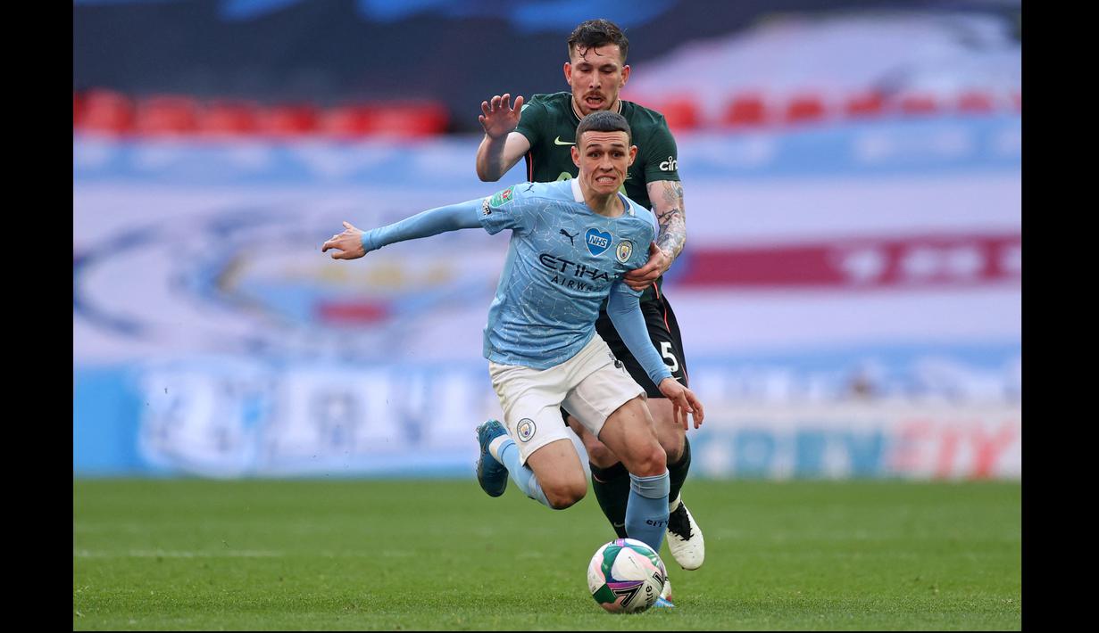 Menit ke-26, Foden mendapatkan peluang matang hasil bola liar. Sepakannya keras, tapi masih ada Lloris yang membuat penyelamatan gemilang. (Foto: AFP/Pool/Carl Recine)