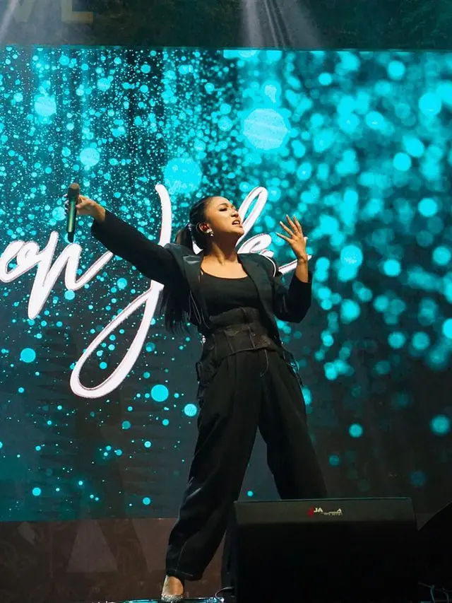 Penampilan kece Marion Jola