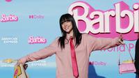 Penyanyi/penulis lagu AS Billie Eilish berpose saat tiba menghadiri pemutaran perdana film "Barbie" di Shrine Auditorium di Los Angeles, pada 9 Juli 2023. (AFP/Michael Trans)