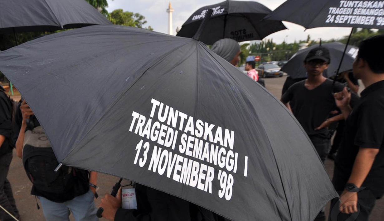 Aksi Kamisan ke-378 bertajuk Kado Kelabu dari Pemerintahan Baru di Hari HAM Internasional digelar di seberang Istana Negara, Jakarta, Kamis (11/12/2014). (Liputan6.com/Miftahul Hayat)