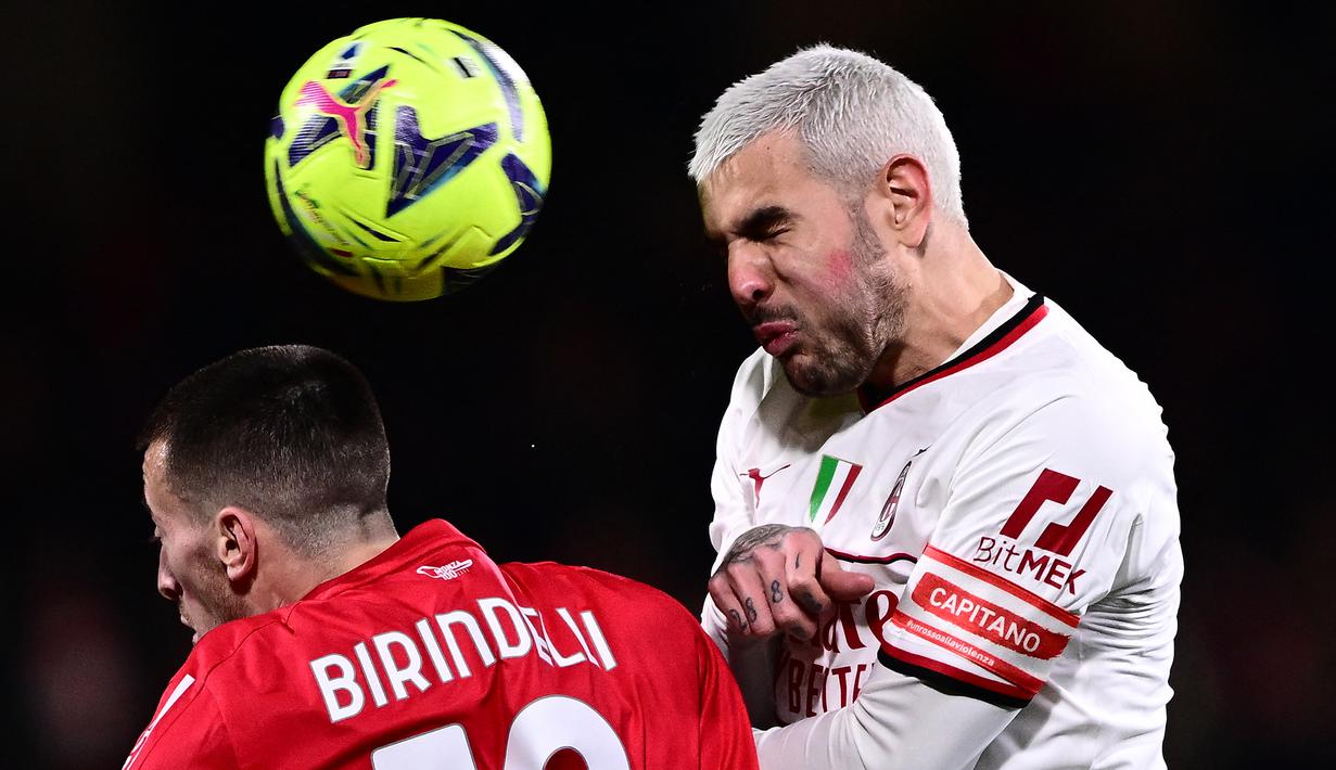 <p>Bek AC Milan, Theo Hernandez (kanan) berduel udara dengan bek Monza, Samuele Birindelli dalam laga pekan ke-23 Liga Italia 2022/2023 di Brianteo Stadium, Monza, Italia (18/2/2023). (AFP/Marco Bertorello)</p>