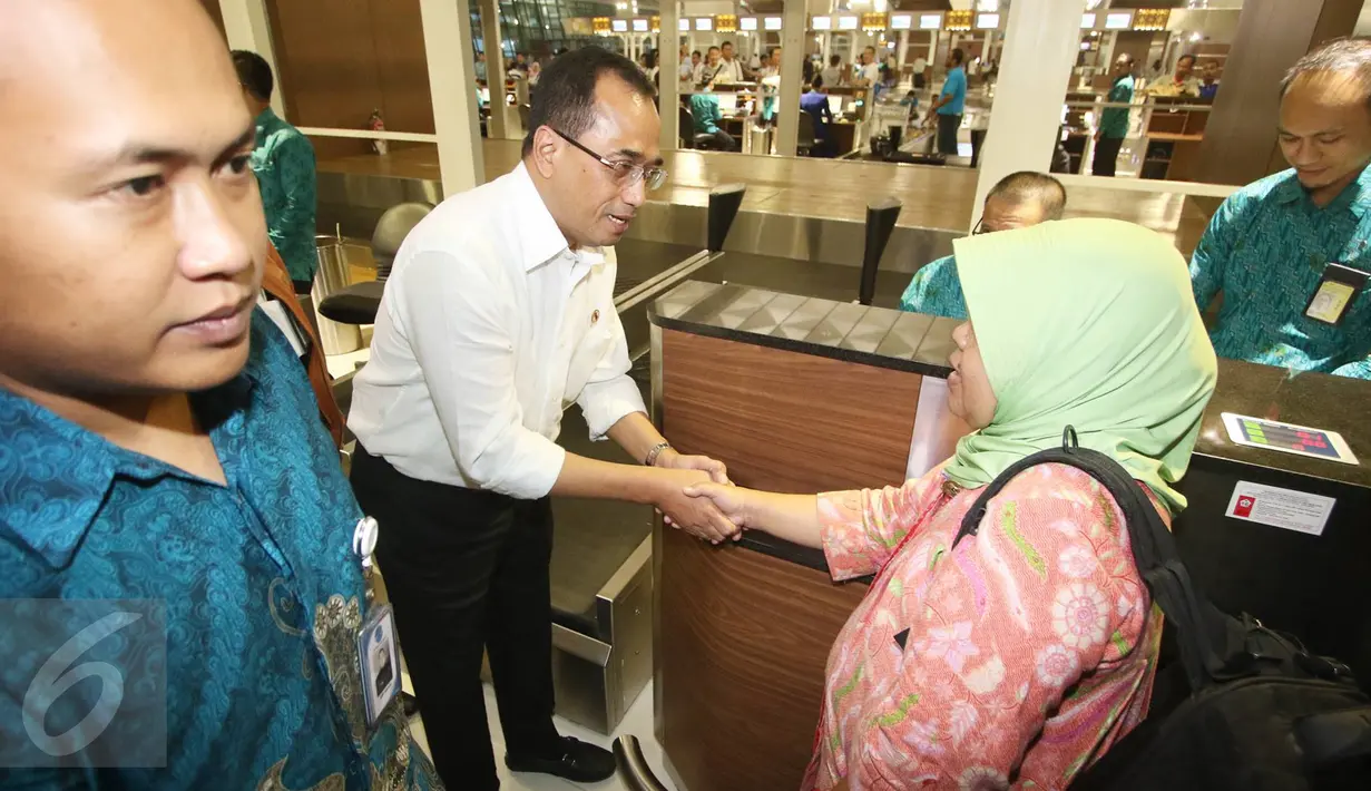 Menteri Perhubungan Budi Karya Sumadi menyapa calon penumpang ketika meninjau aktivitas Terminal 3 Bandara Soekarno-Hatta di Tangerang, Banten, Selasa (9/8). Terminal 3 Bandara Soetta resmi beroperasi dini hari tadi (Liputan6.com/Immanuel Antonius)
