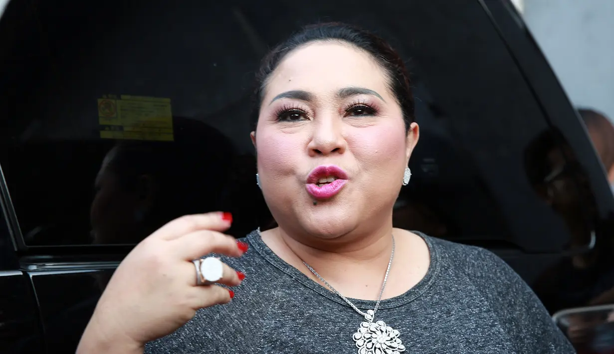 Wanita bernama asli Tri Retno Prayudati pernah menderita penyakit kista dan miom. Beberapa waktu lalu ia pun harus menjalani perawatan medis karena kram otak. Ia pun sempat merasakan depresi karena hal itu. (Deki Prayoga/Bintang.com)