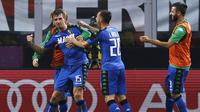 Bek Sassuolo, Francesco Acerbi (kiri) melakukan selebrasi usai mencetak gol kegawang AC Milan pada liga Italia di San Siro, Milan (3/9). AC Milan menang dramatis atas Sassuolo dengan skor 4-3. (AFP Photo/Marco Bertorello)