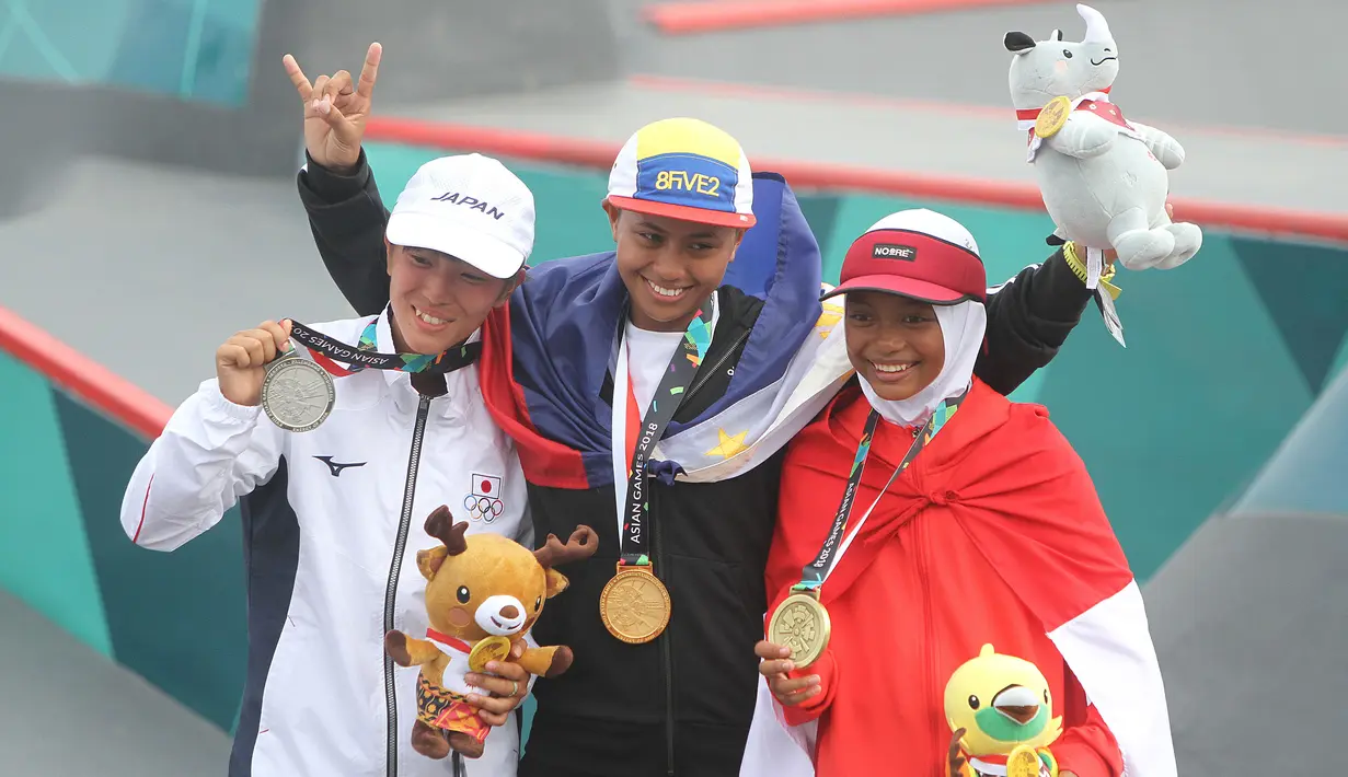 Skateboarder Indonesia peraih perunggu Bunga Nyimas (kanan) tersenyum saat menujukkan medali pada kelas jalanan putri Asian Games 2018 di Palembang, Sumatera Selatan, Rabu (29/8). (ANTARA FOTO/INASGOC/Rahmad Suryadi/thv/18)