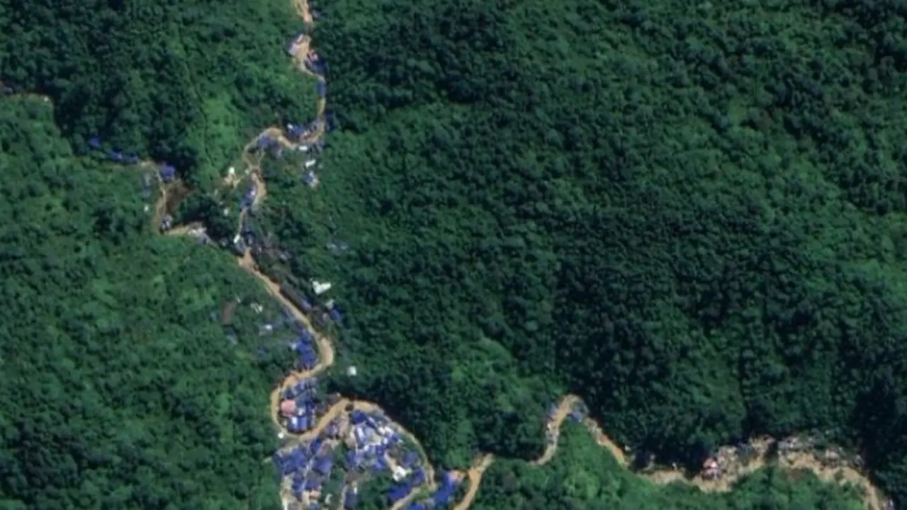Penampakan deretan tenda biru di Taman Nasional Gunung Halimun Salak di aplikasi Google Map fitur Satelit. (Foto: Liputan6.com/Yandhi Deslatama)