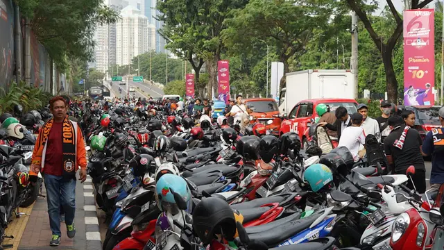 Ada Pertandingan Persija vs Persib, Parkir Liar Menjamur di Senayan