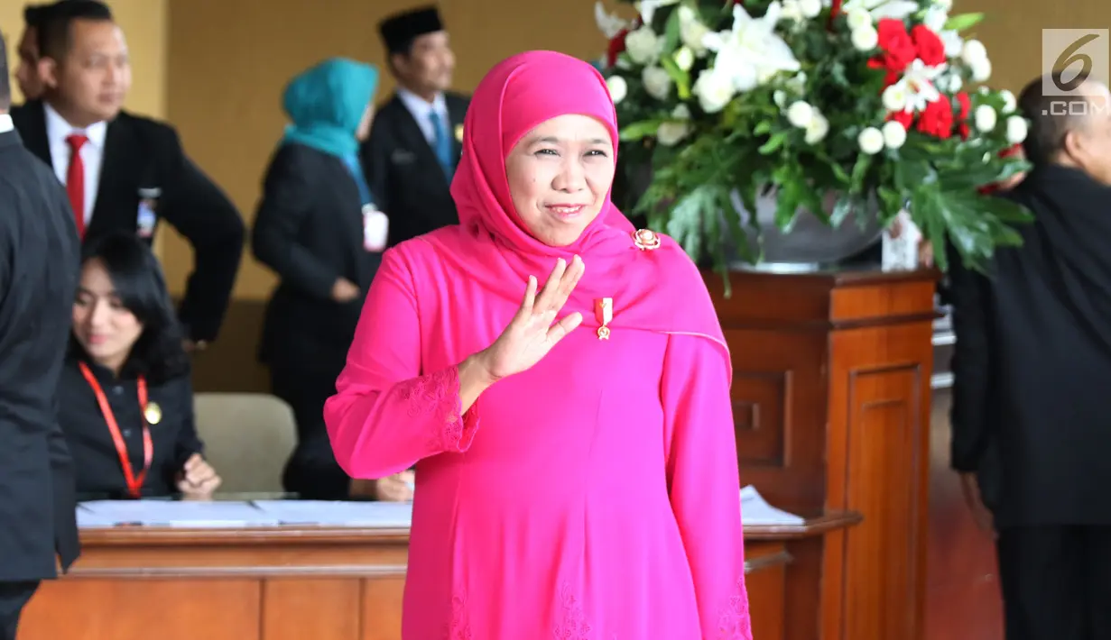 Menteri Sosial Khofifah Indar Parawansa menghadiri sidang tahunan MPR 2017 di Senayan, Jakarta, Rabu (16/8). Sidang tahunan ini dihadiri sejumlah tokoh nasional, menteri kabinet kerja, anggota DPR dan pejabat negara lainnya. (Liputan6.com/Angga Yuniar)