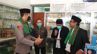 Wabup Garut Helmi Budiman dan Kapolres Garut AKBP Wirdhanto Hadicaksono dalam pengecekan sejumlah apotek mengenai pelarangan penjualan obat sirup di Garut. (Liputan6.com/Jayadi Supriadin)
