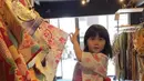 Bridgia yang kini berusia enam tahun begitu menggemaskan saat memilih milih kimono di Kyoto. 
 (@septriasaacha)