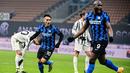 Ada dua sosok yang cukup menyedot perhatian di balik kemenangan tiga gol tanpa balas tersebut yaitu Lautaro Martinez dan Romelu Lukaku. (AFP/Miguel Medina)