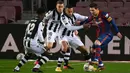 Striker Barcelona, Lionel Messi, berusaha melewati pemain Levante pada laga Liga Spanyol di Stadion Camp Nou, Senin (14/12/2020). Barcelona menang dengan skor 1-0. (AFP/Lluis Gene)