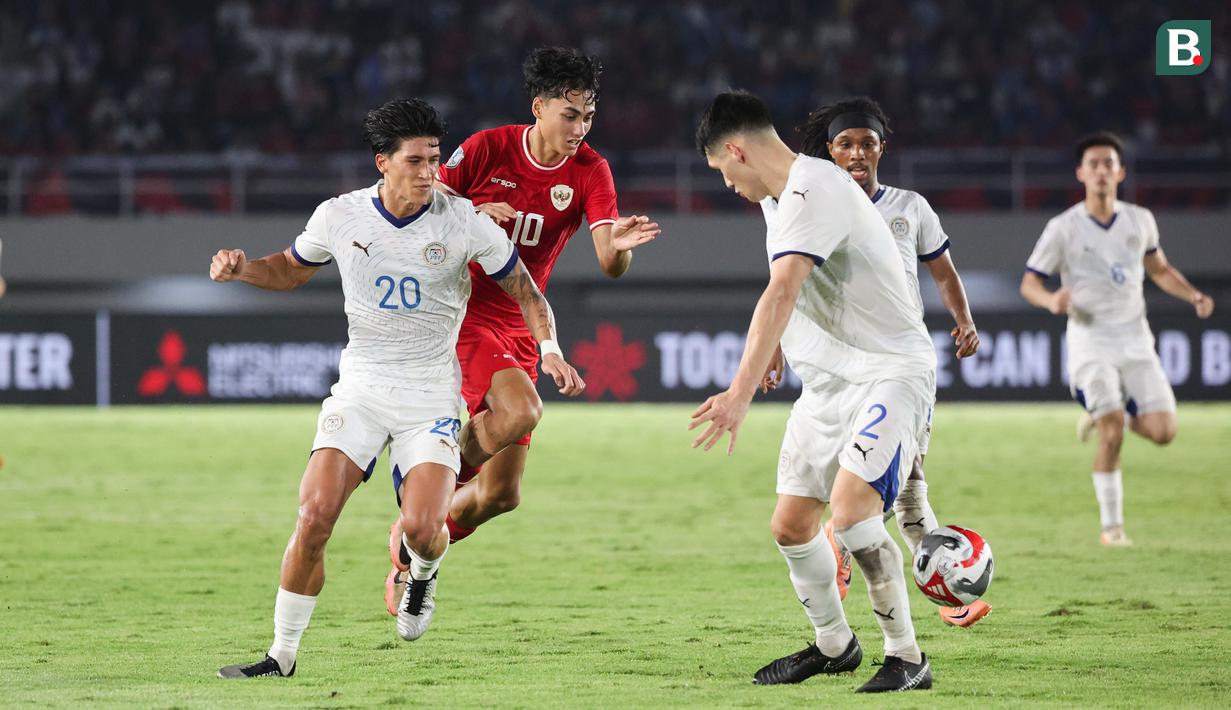 <p>Pemain Timnas Indonesia, Rafael Struick berusaha melewati pemain Filipina,&nbsp;Michael Tribaco Kempter saat laga Grup B Piala AFF 2024 yang berlangsung di Stadion Manahan, Solo, Jawa Tengah, Sabtu (21/12/2024). (Bola.com/Abdul Aziz)</p>
