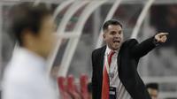 Pelatih Timnas Indonesia, Simon McMenemy, saat melawan Thailand pada laga kualifikasi Piala Dunia 2022 di SUGBK, Jakarta, Selasa (10/9). Indonesia takluk 0-3 dari Thailand. (Bola.com/M Iqbal Ichsan)