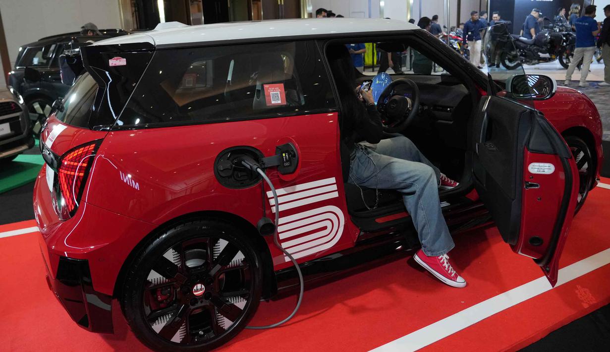Tidak hanya merayakan sejarah, MINI 1965 Victory Edition juga mencerminkan arah masa depan yang terus berkembang, dengan menghadirkan teknologi terkini serta performa yang tetap fun to drive, khas MINI. Tampak dalam foto, seorang wanita memeriksa bagian dalam kendaraan listrik MINI 1965 Victory Edition selama acara peluncurannya di Jakarta, Jumat 17 April 2026. (AP Photo/Tatan Syuflana)