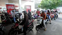 Sejumlah kendaraan sedang mengantri bahan bakar minyak di SPBU Cikini, Jumat (16/1/15). (Liputan6.com/Herman Zakharia)