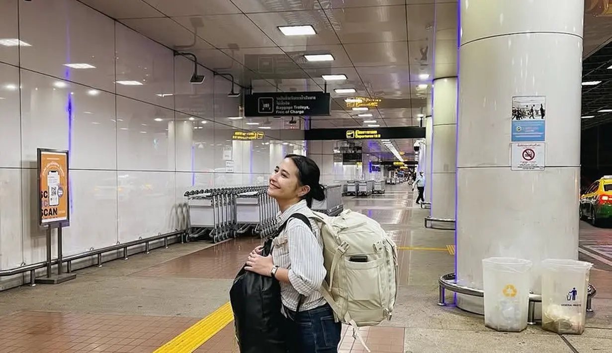 Tas hanya tas backpack di punggungnya, dengan mengenakan kemeja lengan panjang bergaris, Prilly pun membawa tas hitam yang dibawa di dada. Tampilannya pun dipadukan celana skinny serta sneakers putih. [@prillylatuconsina96]
