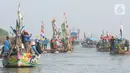 Sejumlah kapal nelayan dengan berbagai hiasan meramaikan Tradisi Nadran, atau sedekah bumi dengan melarungkan sesaji ke tengah laut, di Muara Angke, Jakarta, Minggu (26/11/2023). (merdeka.com/Imam Buhori)