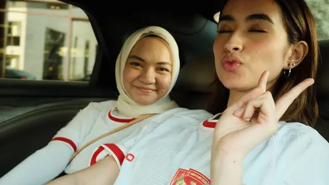 Potret Gaya Istri Pemain Timnas Pratama Arhan dan Witan Sulaeman. [@azizahsalsha_]
