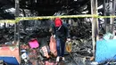 Pedagang mencari sisa barang dagangan usai kebakaran melanda Pasar Blok A Kebayoran Baru, Jakarta Selatan, Rabu (6/3). Diperkirakan sebanyak 414 unit kios hangus terbakar. (merdeka.com/Arie Basuki)