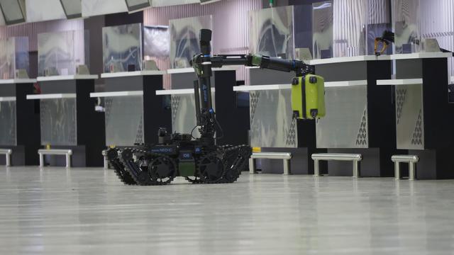 Melihat Cara TNI AD Menurunkan Robot untuk Evakuasi Bom dalam Simulasi di Bandara Soekarno Hatta