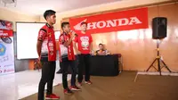 Pebalap binaan PT Daya Adicipta Motora (DMA), Anggi Permana dan Mario S.A sedang berbagai pengalaman berkarier di dunia balap kepada para siswa SMK Wiraswasta Cimahi, Sabtu (15/4/2017). (Dok Astra Honda Motor)