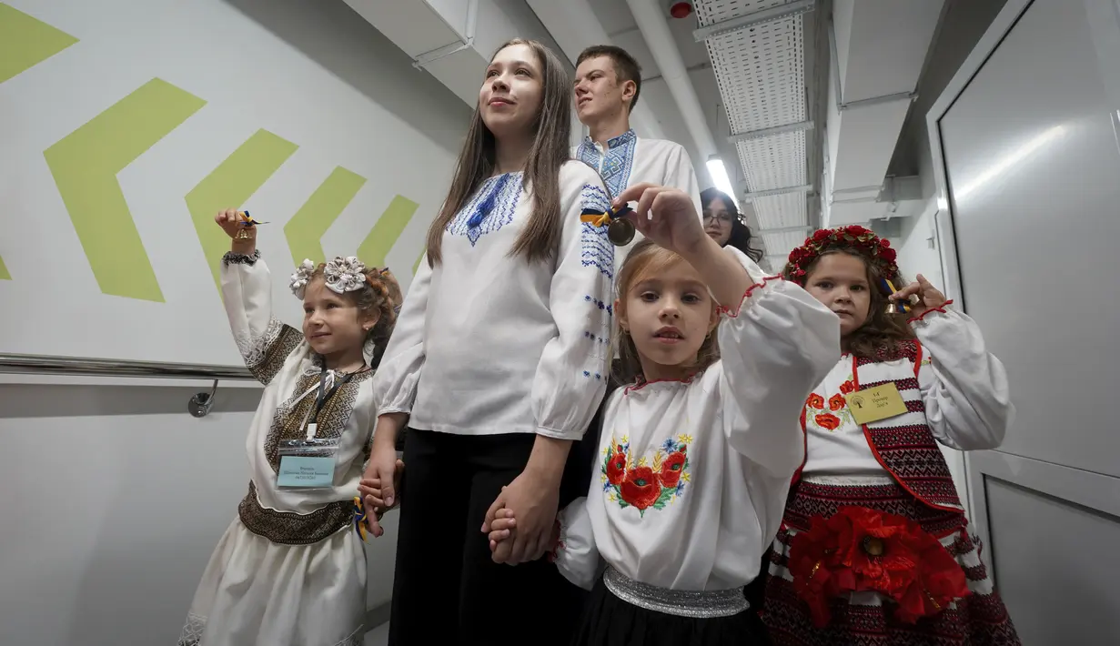 <p>Serangan drone dan rudal Rusia semalam di Kyiv memaksa pembatalan kelas untuk beberapa sekolah karena kerusakan akibat serangan tersebut. (AP Photo/Andrii Marienko)</p>