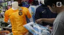 Pembeli melihat jersey Argentina tim peserta Piala Dunia 2022 Qatar di salah satu kios di Blok B Pasar Tanah Abang, Jakarta, Jumat (18/11/2022). Turnamen sepak bola Piala Dunia 2022 Qatar yang akan berlangsung selama sebulan dan dimulai pada Minggu (20/11/2022) turut mendongkrak penjualan jersey. (Liputan6.com/Faizal Fanani)