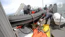 Tim SAR memeriksa kantong jenazah berisi puing, pakaian, dan bagian tubuh manusia pascajatuhnya pesawat Sriwijaya Air SJ 182 di perairan Kepulauan Seribu, Jakarta, Selasa (12/1/2021). Temuan tersebut akan dibawa dan dikumpulkan ke Pelabuhan JICT II. (Liputan6.com/Faizal Fanani)