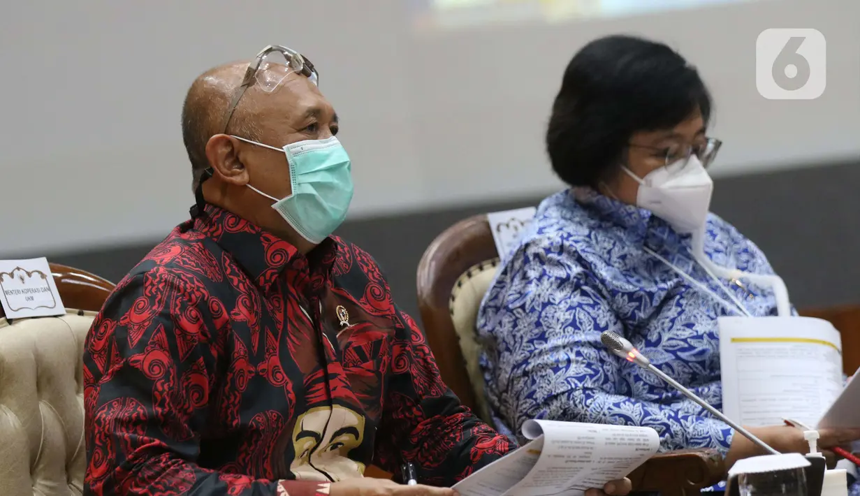 Menteri Koperasi dan UKM, Teten Masduki (kiri) memberi keterangan terkait UU Omnibus Law Cipta Kerja di Graha Sawala Kemenko Perekonomian, Jakarta, Rabu (7/10/2020). Teten bersama sejumlah menteri memberi penjelasan terkait disahkannya UU Omnibus Law Cipta Kerja. (Liputan6.comHelmi Fithriansyah)