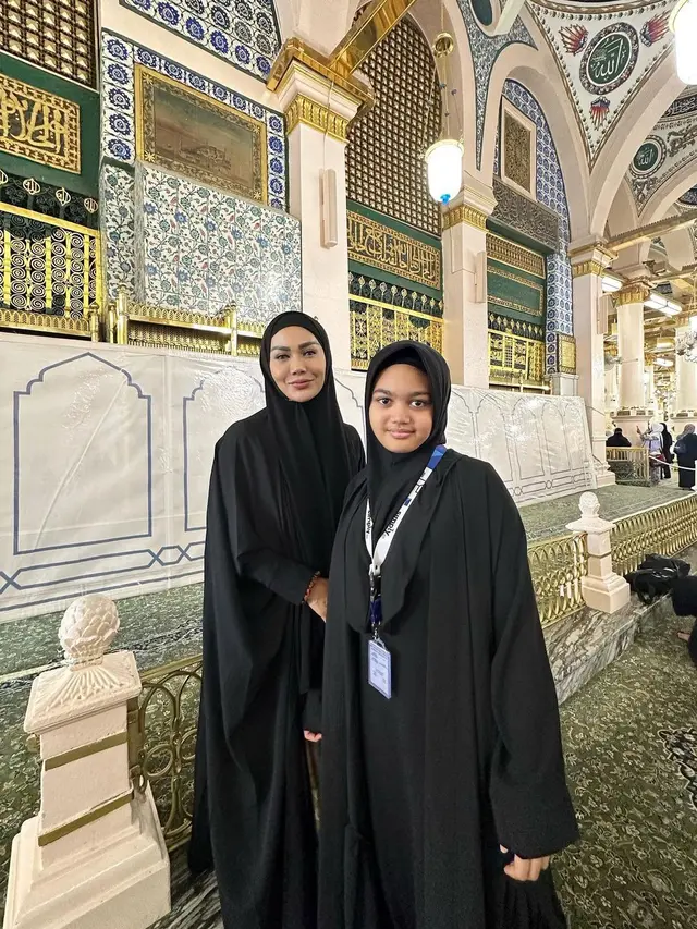 Amora Lemos Pakai Hijab