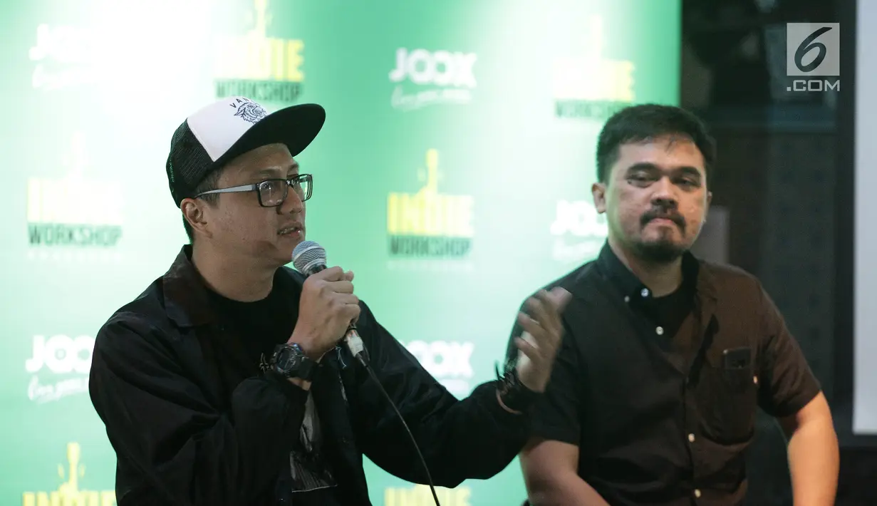 Manajer Band Seringai, Wendi Putranto (kiri) memberikan keterangan dalam konferensi pers Joox Indie Workshop Roadshow di Jakarta, Rabu (25/4). Lewat acara ini JOOX berharap dapat memaksimalkan potensi musisi indie. (Liputan6.com/Faizal Fanani)