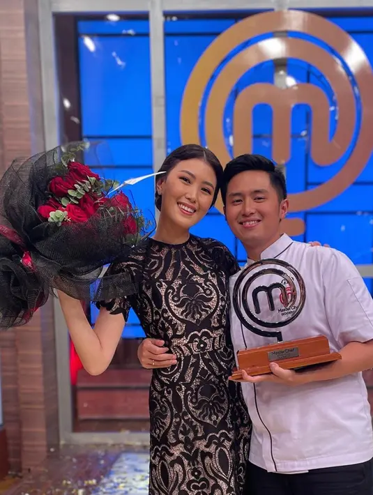 Dirinya juga turut membagikan momen kemenangannya dalam akun Instagram pribadinya. Bahkan, sang istri juga tampak mendampingi serta memberikan buket bunga mawar. (Liputan6.com/IG/@gio.mci10)