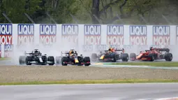 Pembalap Red Bull Max Verstappen diikuti oleh pembalap Mercedes Lewis Hamilton pada ajang balap F1 GP Emilia Romagna di Sirkuit Imola, Italia, Minggu (18/4/2021). Max Verstappen keluar sebagai juara diikuti Lewis Hamilton dan Lando Norris. (AP Photo/Luca Bruno)