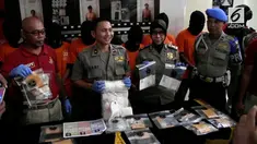 Seorang pelajar yang menyambi jadi pengedar narkoba ditangkap polisi bersama ribuan pil koplo.