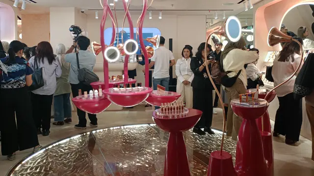 Serba Rose Gold, ESQA Cosmetics Hadirkan Pengalaman Jajal Makeup Bernuansa Futuristik