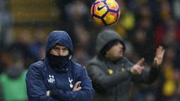 Pelatih Tottenham, Mauricio Pochettino  menendang bola saat menemani timnya melawan Watford pada laga Premier League di Vicarage Road, (1/1/2017). Spurs menang 4-1. (Action Images via Reuters/Paul Childs)