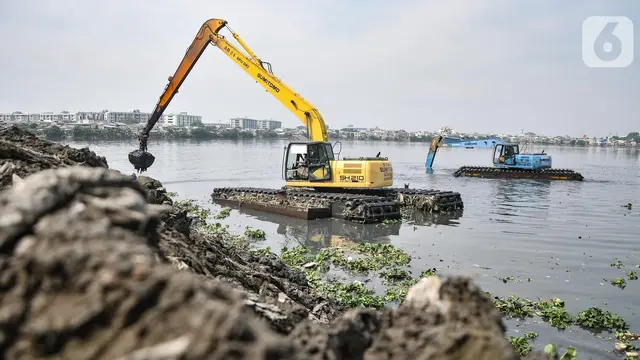 Pengerukan Lumpur Waduk Pluit