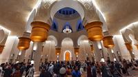 Sejumlah jemaahusai melaksanakan salat tarawih di Masjid Raya Sheikk Zayed Solo, Rabu malam (22/3/2023).(Liputan6com/Fajar Abrori)