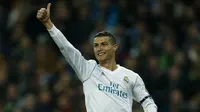 Bintang Real Madrid, Cristiano Ronaldo, merayakan gol yang dicetaknya ke gawang Dortmund pada laga Liga Champions di Stadion Santiago Bernabeu, Madrid, Rabu (6/12/2017). Madrid menang 3-2 atas Dortmund. (AP/Paul White)