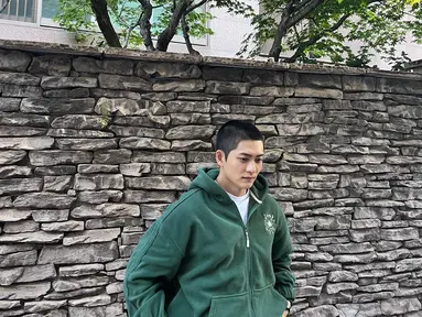 Sehari sebelum berangkat wamil, Kang tae Oh mengunggah foto dengan kepala plontos. Dia siap menjalani tugas kemiliteran. (Foto: Instagram/ kto940620)
