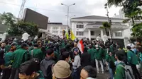 Aksi massa menolak omnibus law UU Cipta Kerja di depan Gedung DPRD Jabar berakhir ricuh, Rabu (7/10/2020). (Liputan6.com/Huyogo Simbolon)