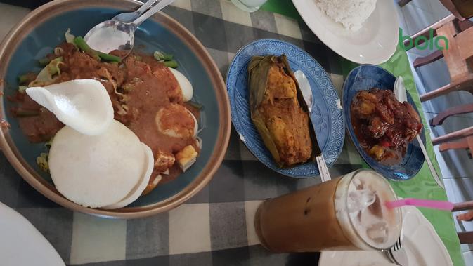 Menyantap makanan di Warung Bali di Phnom Penh, Kamboja sedikit mengobati kerinduan akan Indonesia. (Bola.com/Zulfirdaus Harahap)