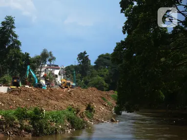 Alat berat digunakan selama normalisasi sungai Ciliwung  Rawajati, Jakarta, Rabu (16/11/2022). Pemprov DKI Jakarta kembali melanjutkan normalisasi kali Ciliwung Kelurahan Rawajati menjadi prioritas penanganan banjir pada 2023.  Dengan luas lahan yang dibebaskan sebesar 4.780 meter persegi dengan jumlah 22 kk. (merdeka.com/Imam Buhori)